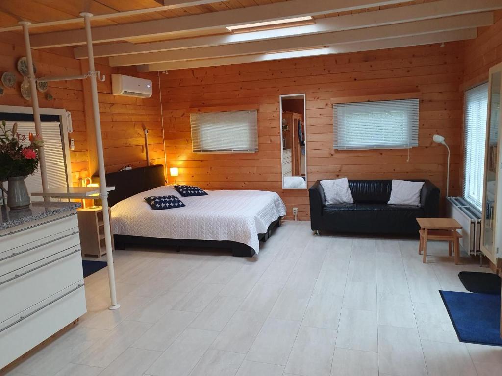 鹿特丹Het Roosje的一间卧室配有一张床和一个沙发