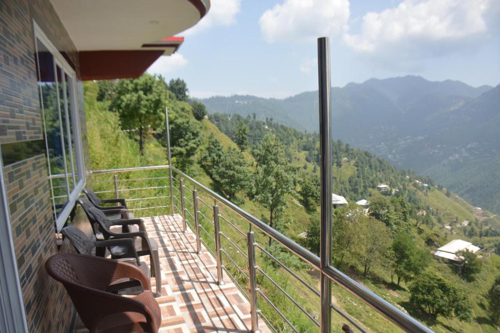 Nathia GaliEagle Nest Cottage, Kala Bagh的山景阳台(带椅子)