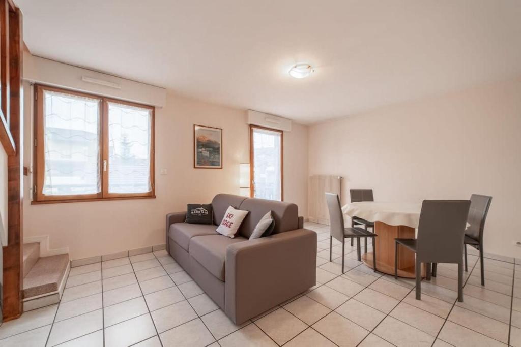 Epagny Metz-TessyMionnaz furnished flat的客厅配有沙发和桌子