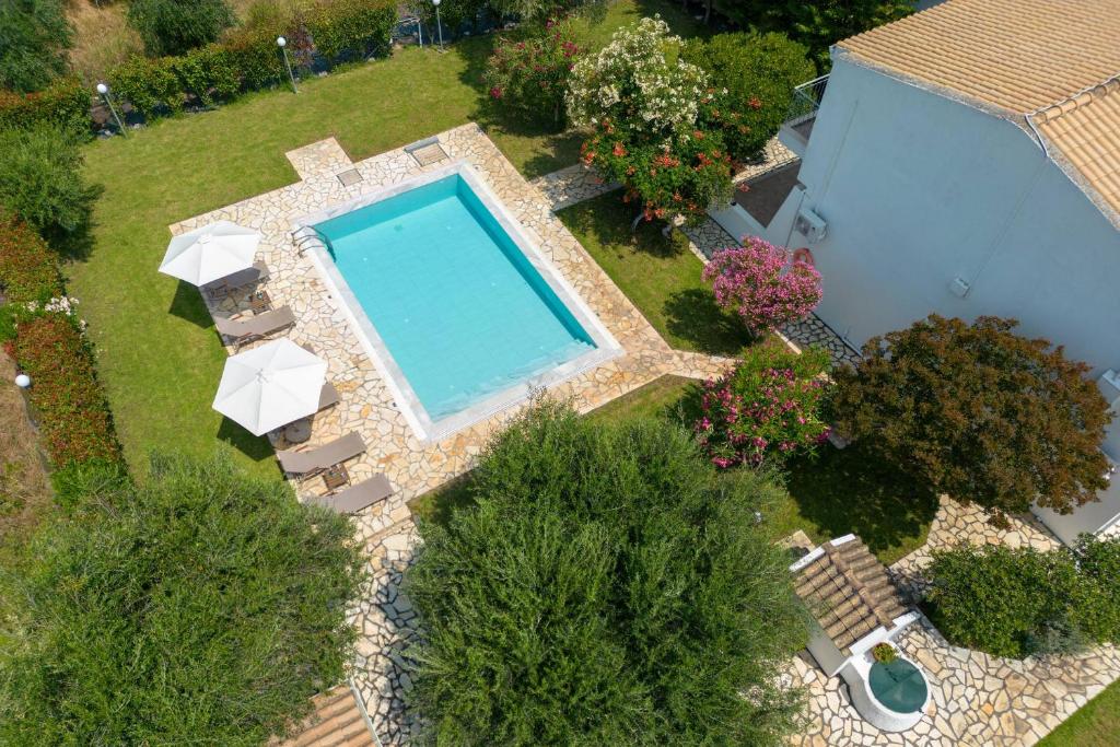 阿尔米罗斯海滩Skales Villas的享有庭院游泳池的顶部景色