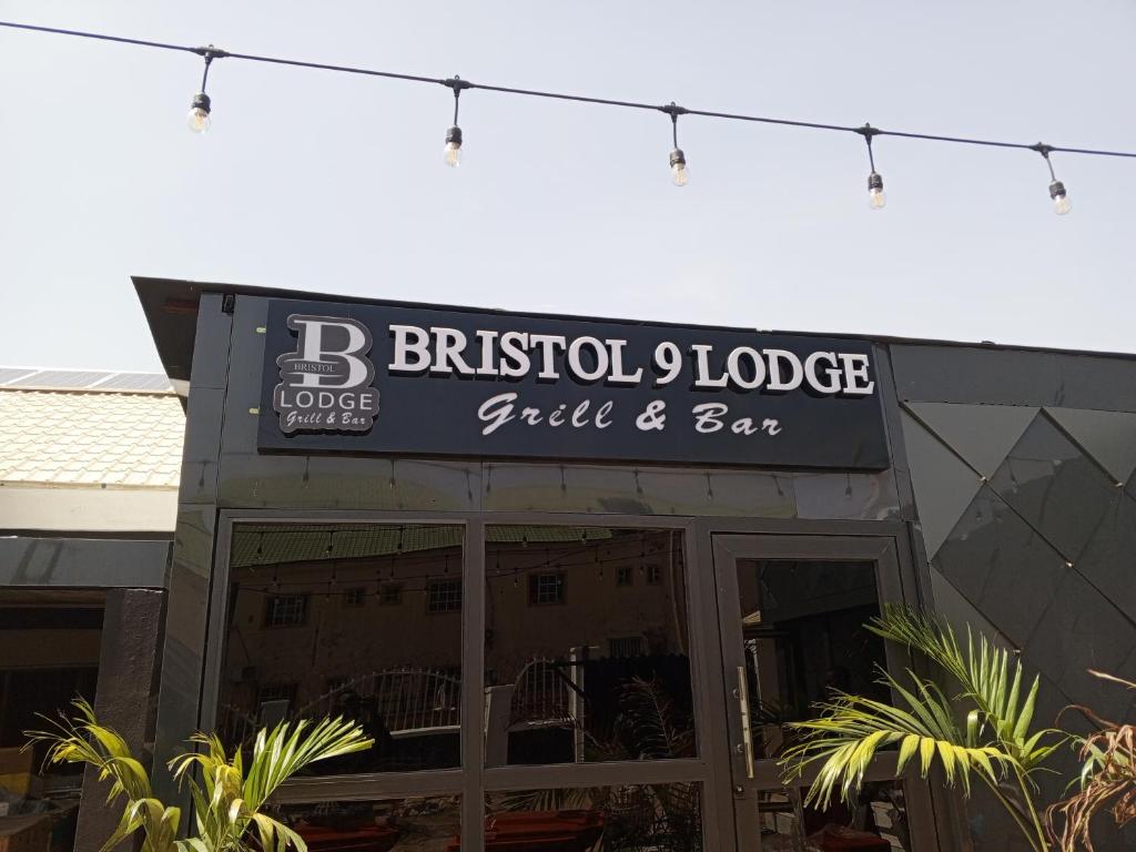 阿布贾Bristol 9 Lodge grill and bar的一座有古兰经旅馆标志的建筑
