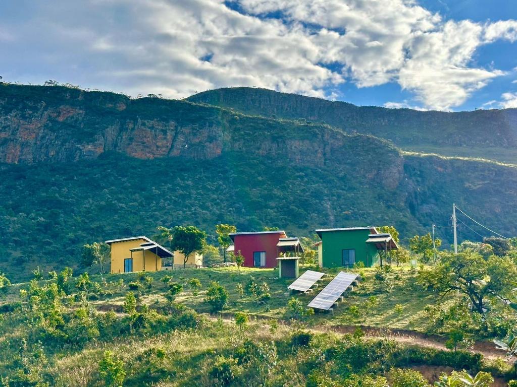 圣若昂-巴蒂斯塔-杜格罗里亚Canastra - Chalés Canário de Minas的山丘上一群房子