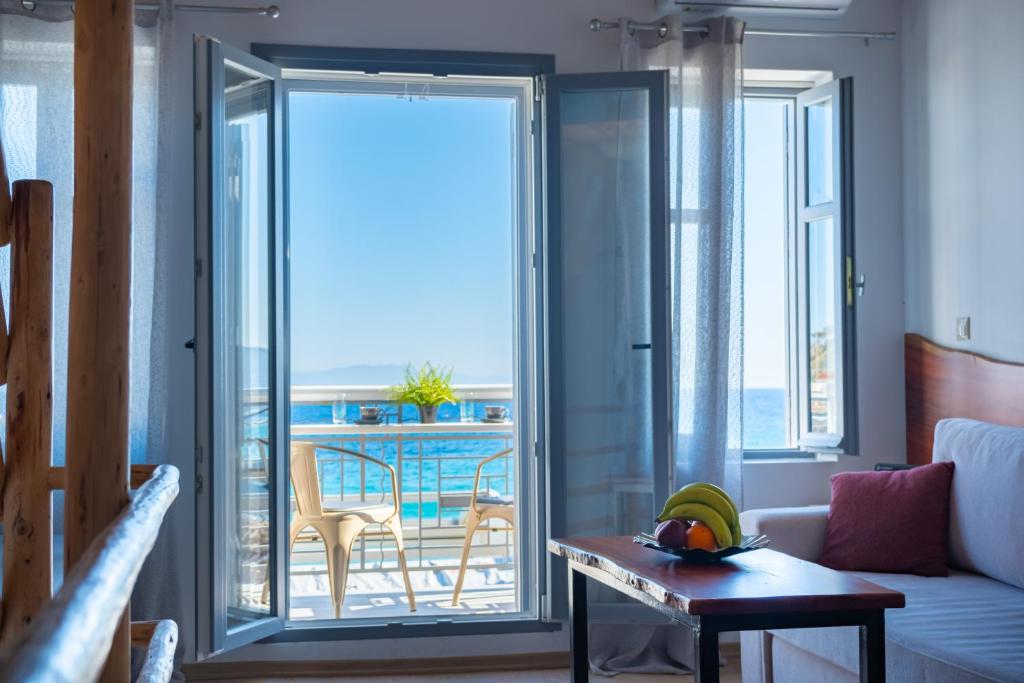 库卡里A window to the Aegean的客厅设有滑动玻璃门,可通往阳台