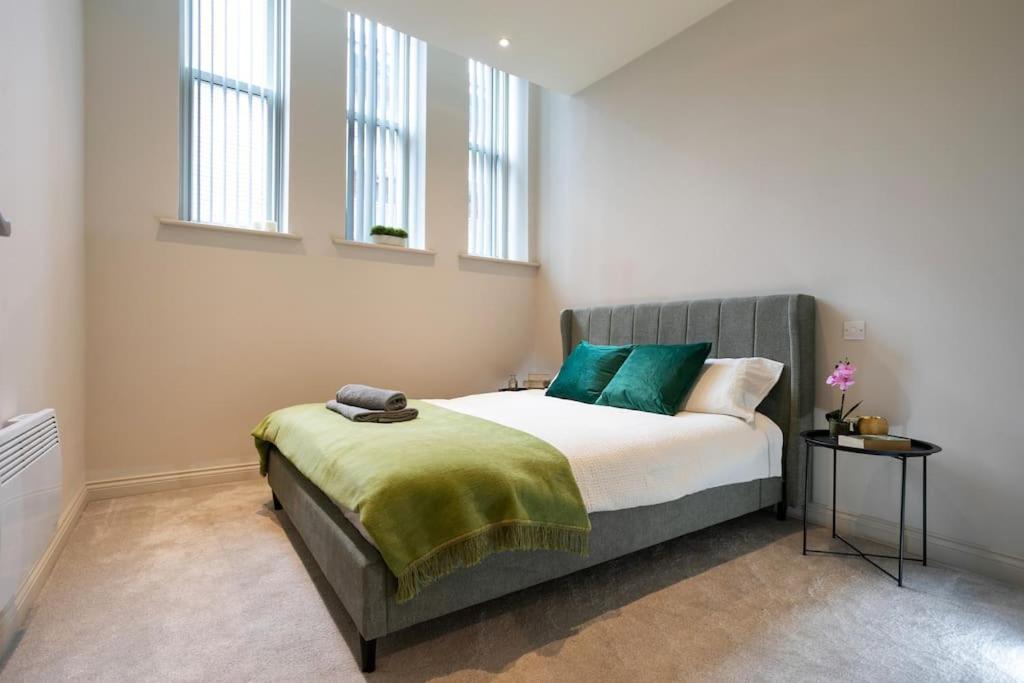利兹Central Location, Stylish Apartment, Discounts的一间卧室配有一张带绿色枕头的床