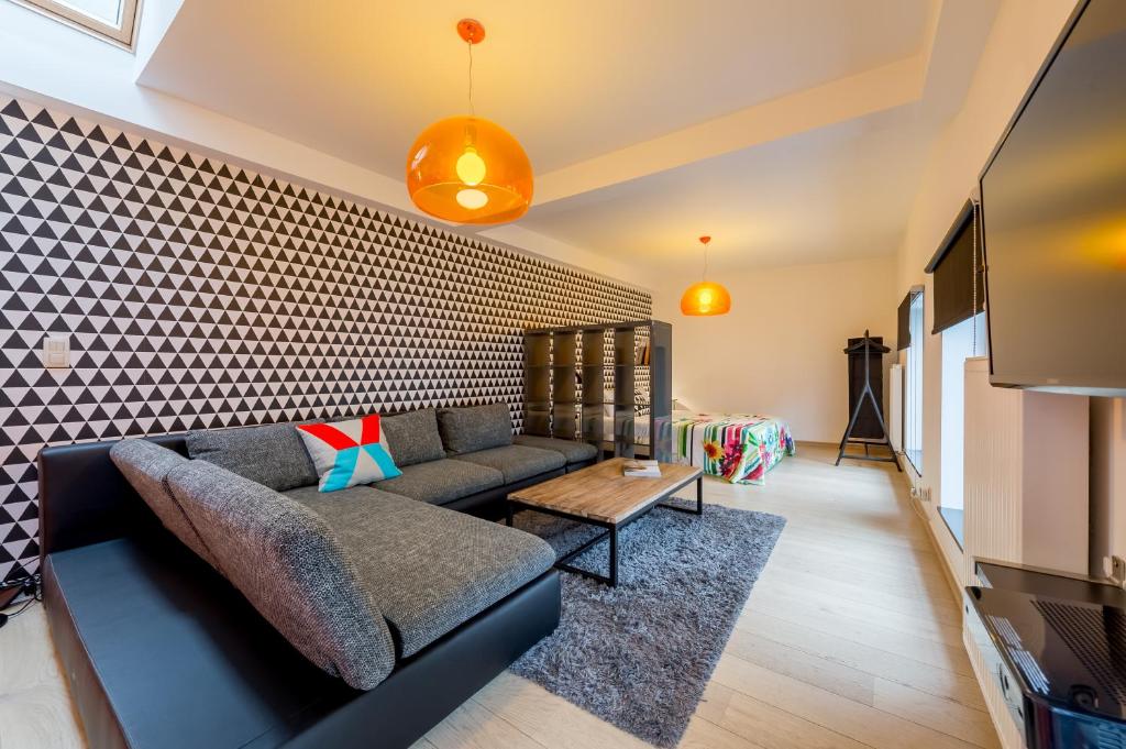 布鲁塞尔Smartflats City - Brusselian的客厅配有沙发和桌子