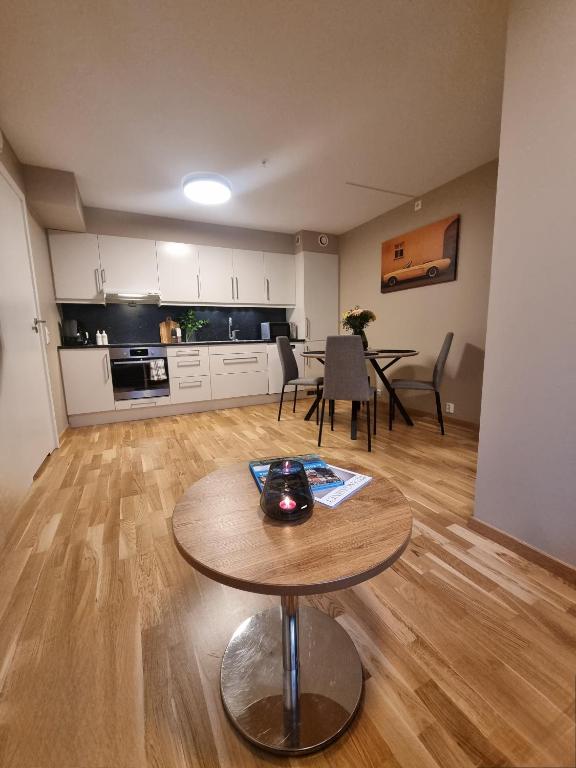 奥勒松Central Apartment Ålesund的一间带桌子的客厅和一间厨房