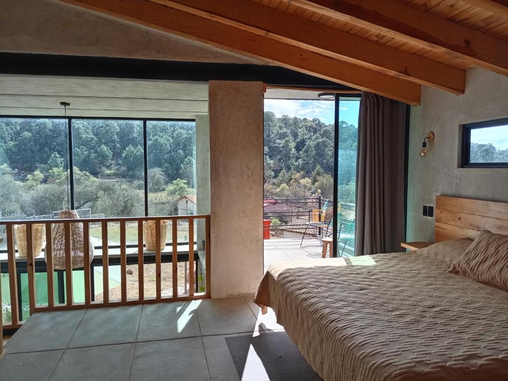 塔帕尔帕Cabaña Los Espejos的一间卧室设有一张床和一个阳台