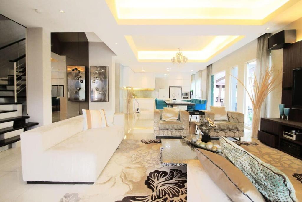 蕉赖A Spacious & Lux 4BR House with Gazebo的客厅配有沙发和桌子