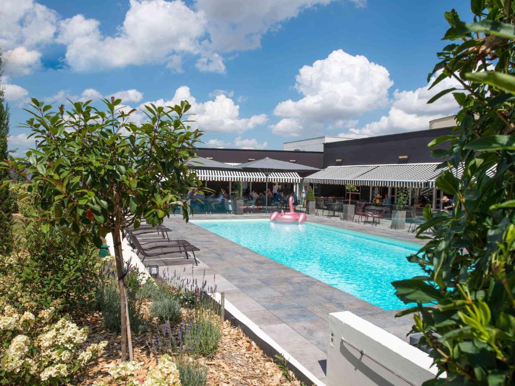 兰斯兰斯塔基诺富特酒店的度假村的游泳池,带游泳池滑梯