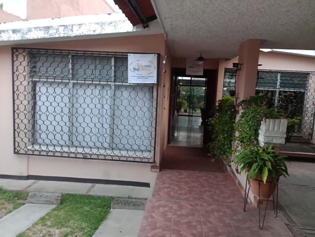 危地马拉MUNDO HOSTAL的大楼前门,有门