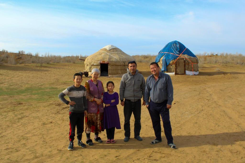 NurotaYurt Stay Family Khansar的蒙古包前的一张照片的家人造型