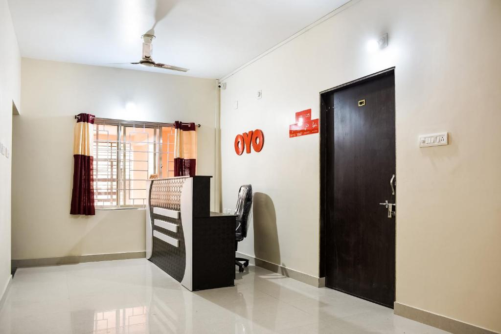 布巴内什瓦尔OYO Shiv Sai Palace的办公室,带黑色的门和椅子