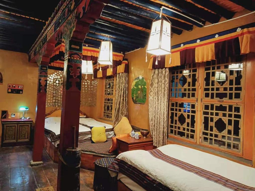 拉萨拉萨香巴拉宫精品酒店的一间带两张床的卧室,位于带窗户的房间内