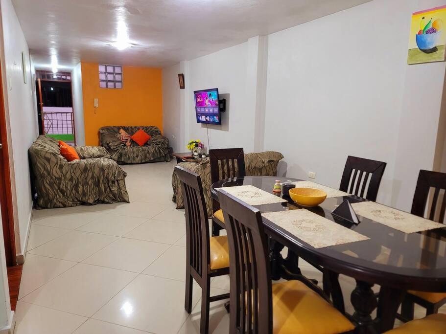 卡哈马卡Amplio Departamento Amoblado de Estreno的客厅配有桌椅和沙发