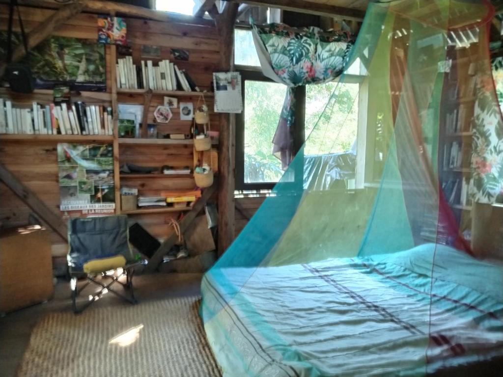 圣路易斯Ilet Foukènwar的一间卧室配有一张带蚊帐的床
