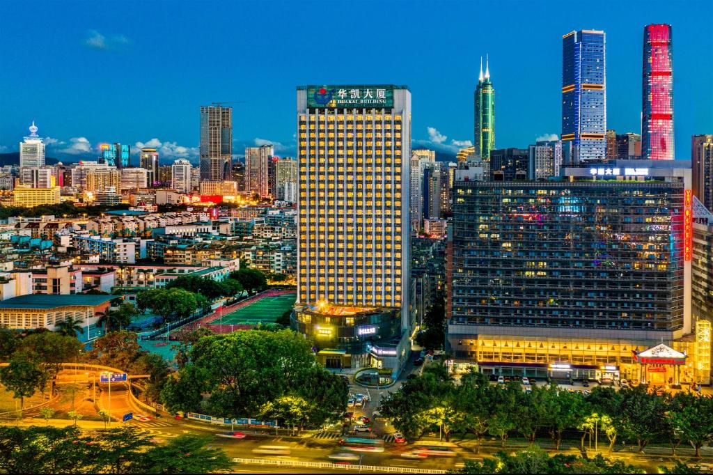 深圳Sky Hotel - Shenzhen Luohu Sungang BaoNeng Center的享有高楼城市美景