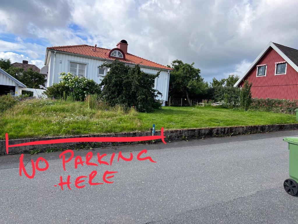 延雪平Enkelt boende med närhet till centrala Jönköping.的房屋前的街道上没有停车标志