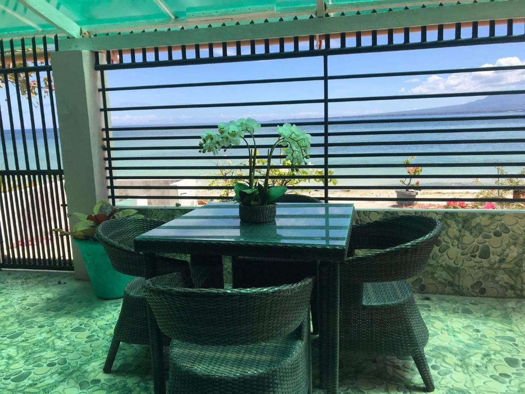 桑坦德Joy O Hoy Beach House的窗前带柳条椅的桌子