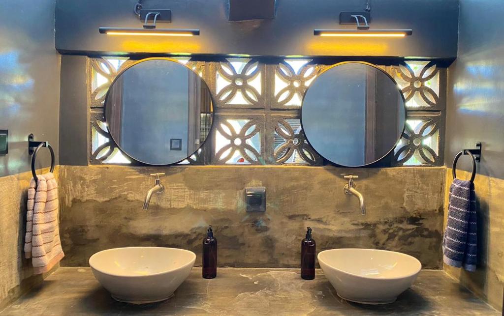 公主港Mojo Hostel的浴室设有2个水槽和2面镜子