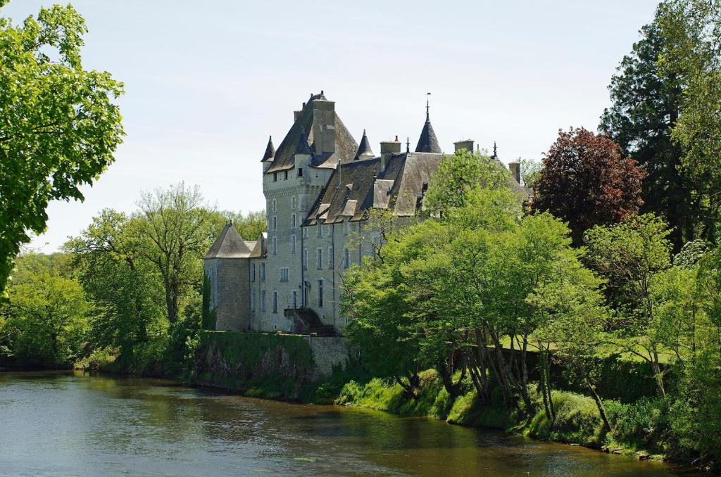 RivarennesChâteau de La Tour en Brenne的河岸边的古老城堡