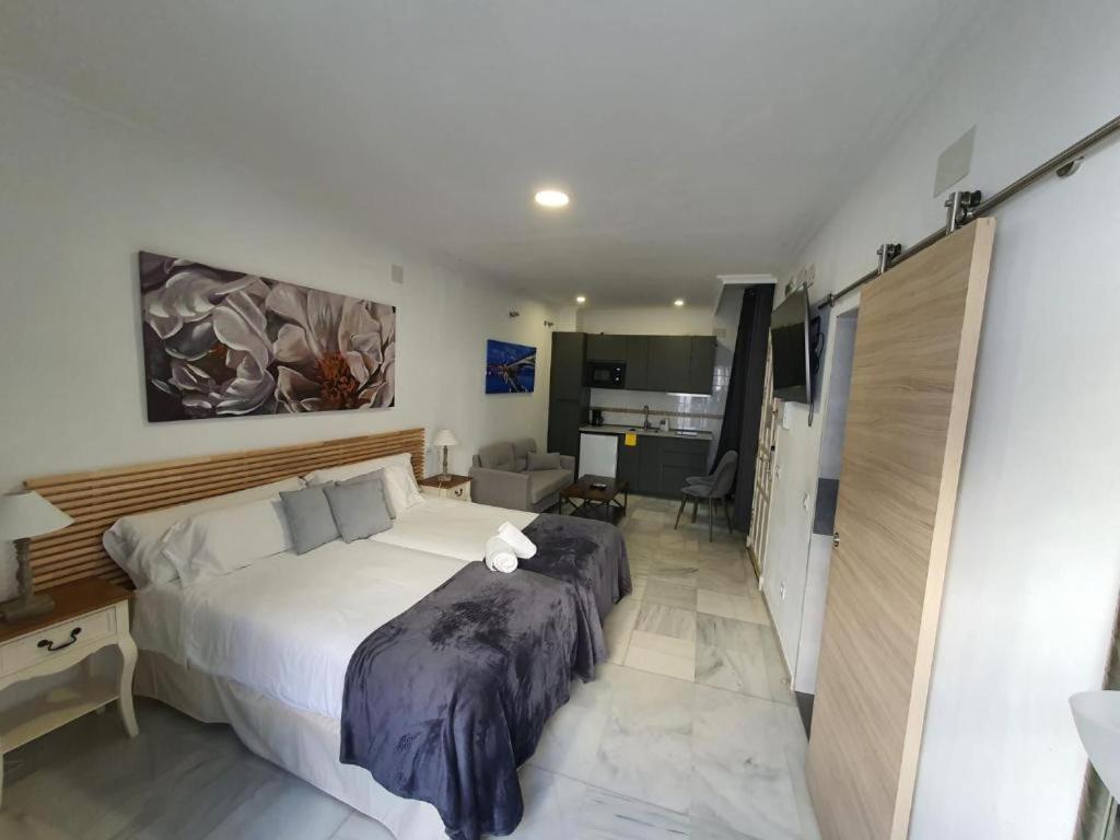塞维利亚洛杉矶公寓的卧室配有一张白色大床