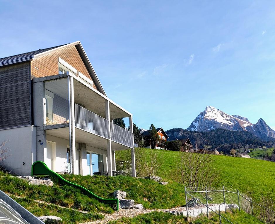 安特瓦塞尔Studio Bijou的山丘上的房子,背景是山