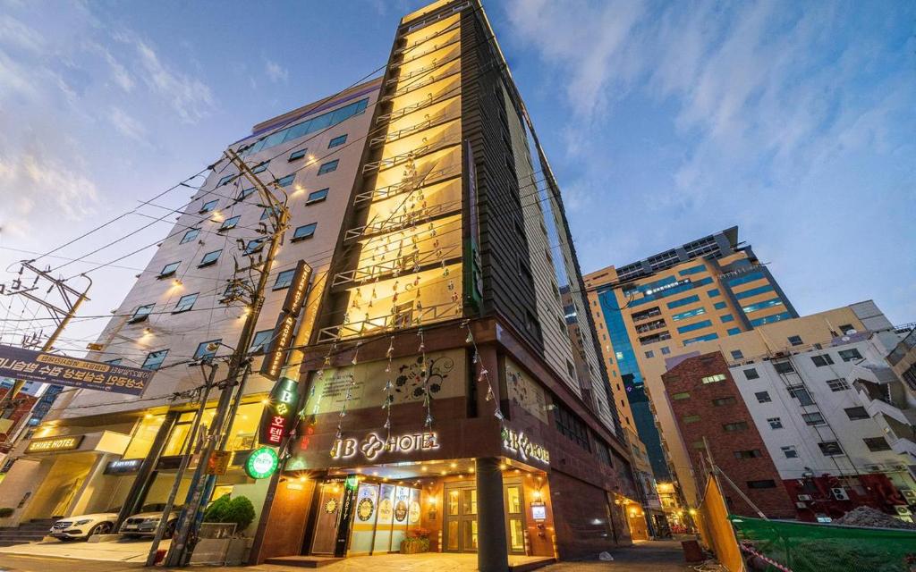釜山Seomyeon IB Hotel的一条城市街道拐角处的高楼