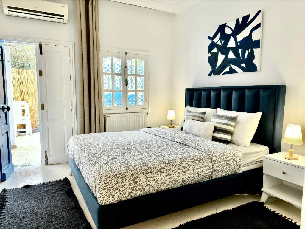 西迪·布·赛义德COSY Apartment in Sidi Bou Said Village的一间卧室配有一张蓝色床头板的床