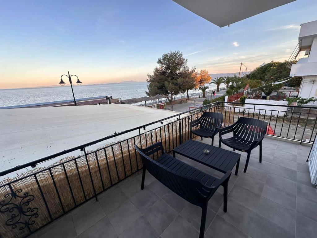 圣塞多罗伊Agioi Theodoroi Beachview Chic Modern Apt的阳台配有椅子,享有海景。