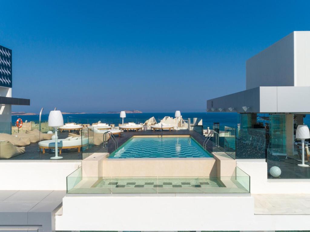 圣安东尼奥湾Amàre Beach Hotel Ibiza - Adults Recommended的建筑物一侧的游泳池