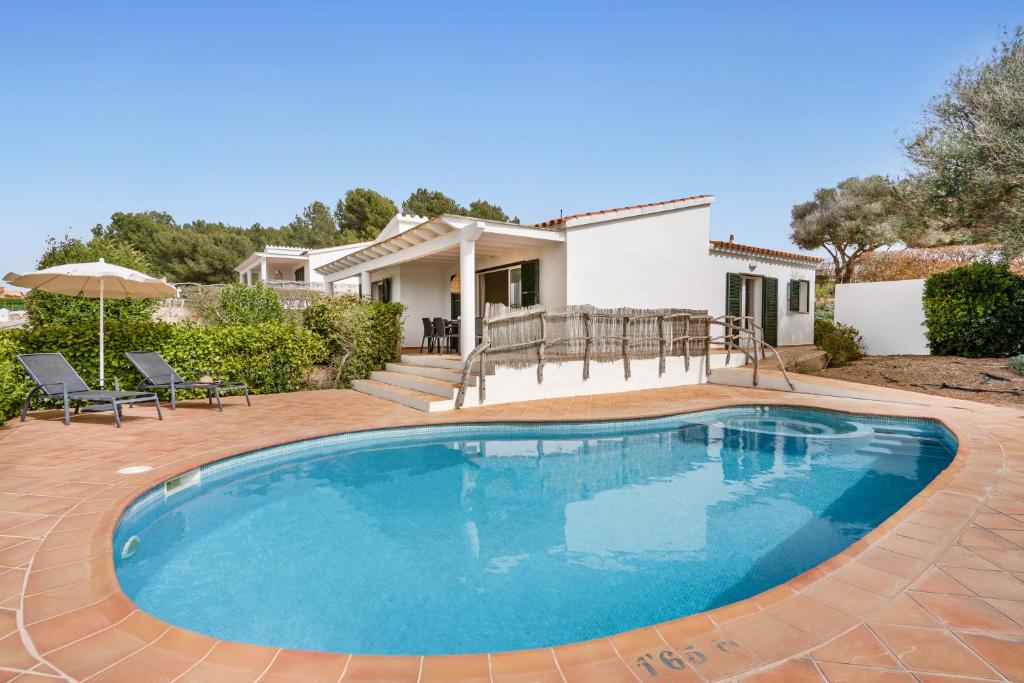 苏昂博Villas Menorca Sur的房屋前的游泳池