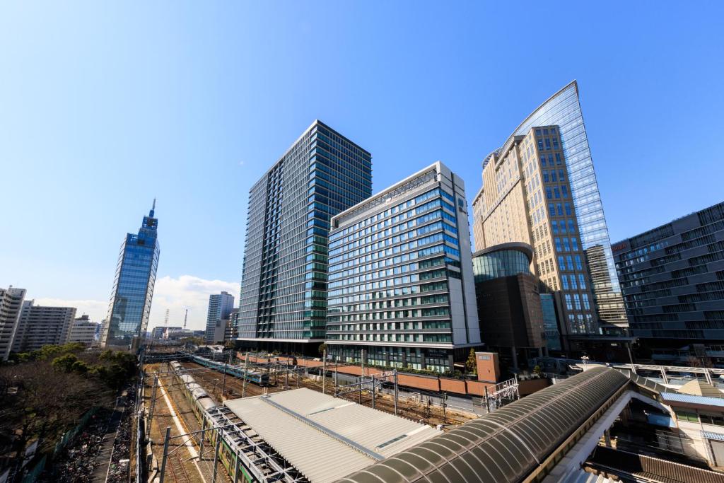 川崎HOTEL METROPOLITAN KAWASAKI的城市中一群高大的建筑