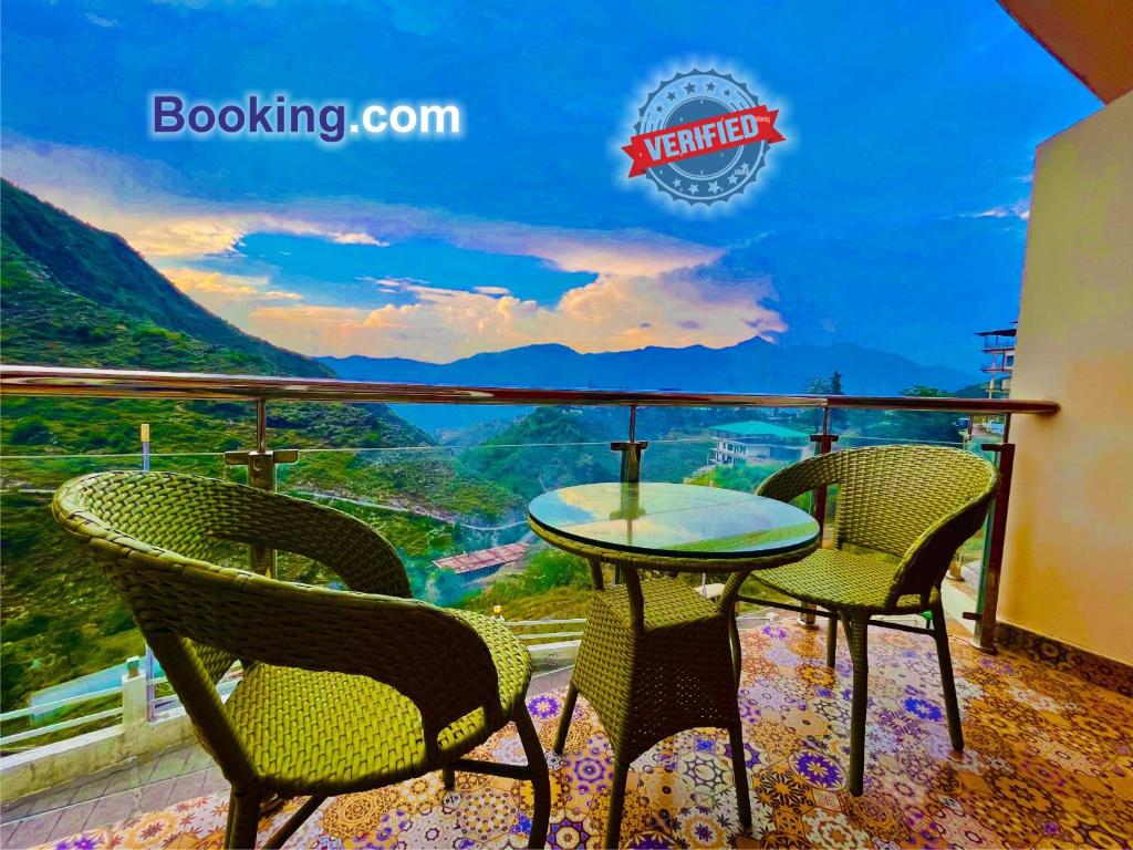 穆索里Hotel Kempty - A Boutique Hotel, Mussoorie的美景阳台配有桌椅