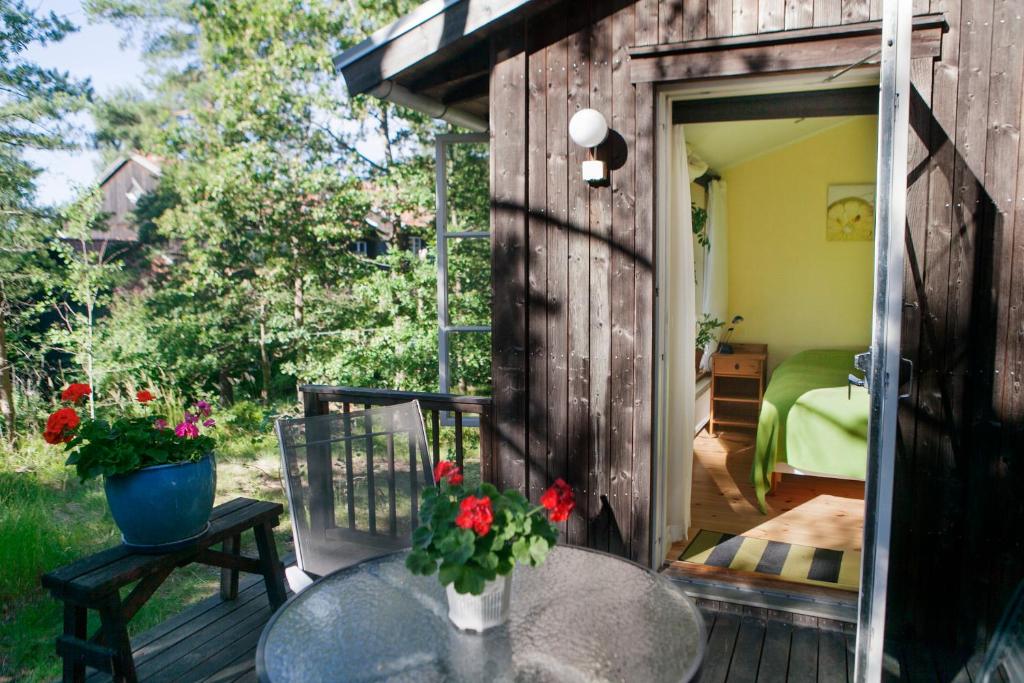 斯德哥尔摩B&B Eco-Village 12 min from city的天井配有桌子和位于棚子内的床铺