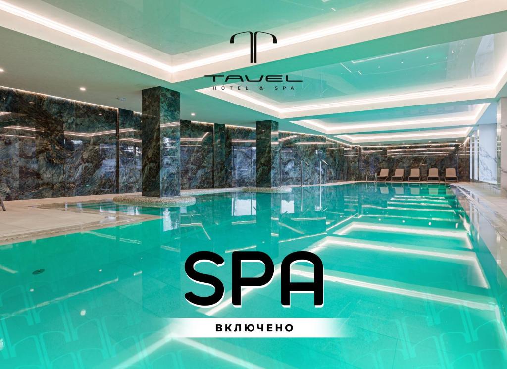 布克维Tavel Hotel & SPA的游泳池,位于酒店,设有缩写的Spa