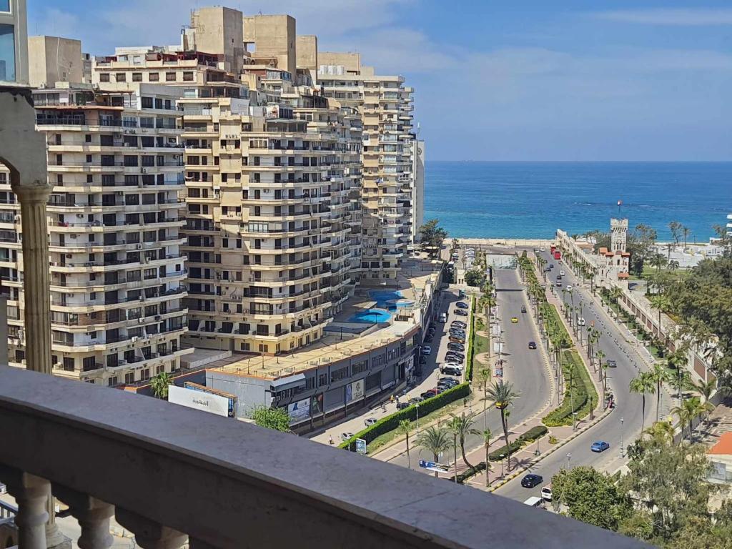 亚历山大Sea and Montaza Palace view 2 bedrooms apartment alexandria,2 full bathrooms, with 2 AC and 1 Stand Fan, wifi, 4 blankets available的享有城市高楼和大海的景致