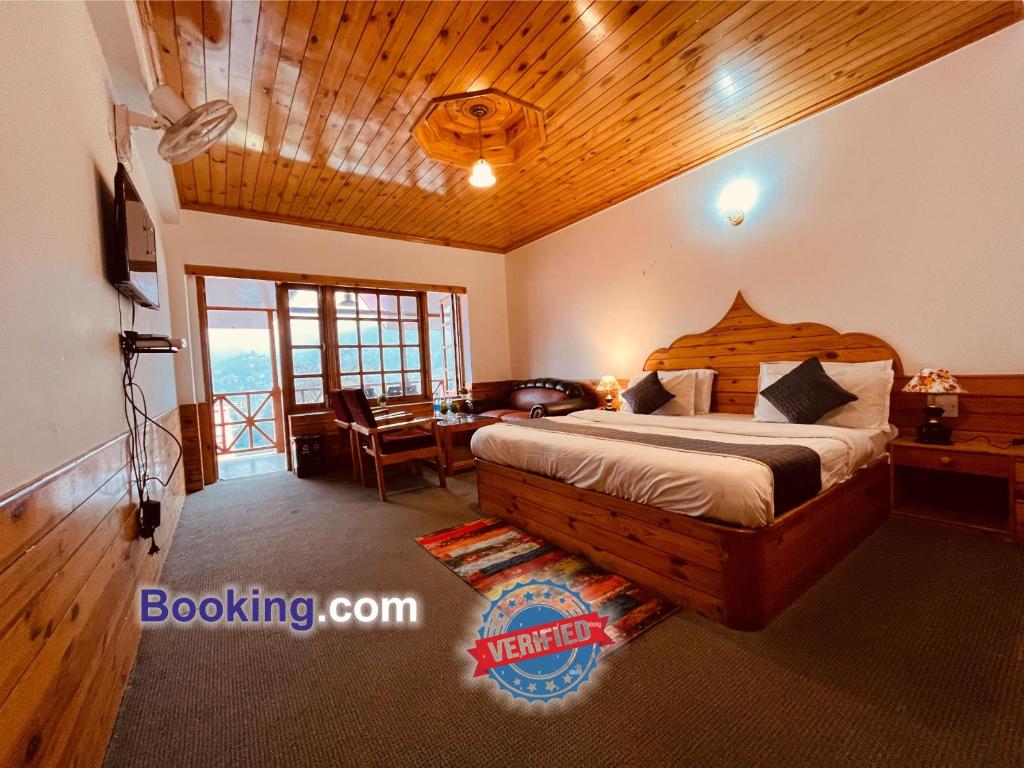 马拉里Sita Hotel & Cottage, Manali的一间卧室配有一张床、一张桌子和一张桌子