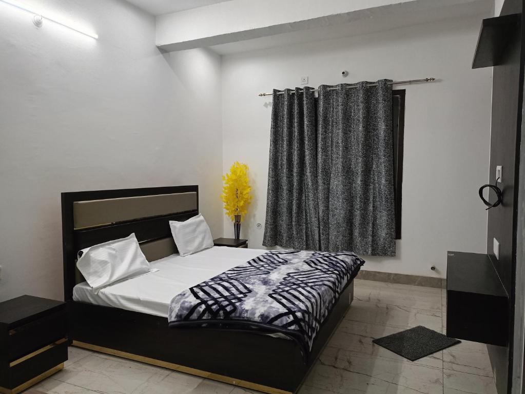 AyodhyaDAYA RESORT的一间卧室设有一张床和一个窗口