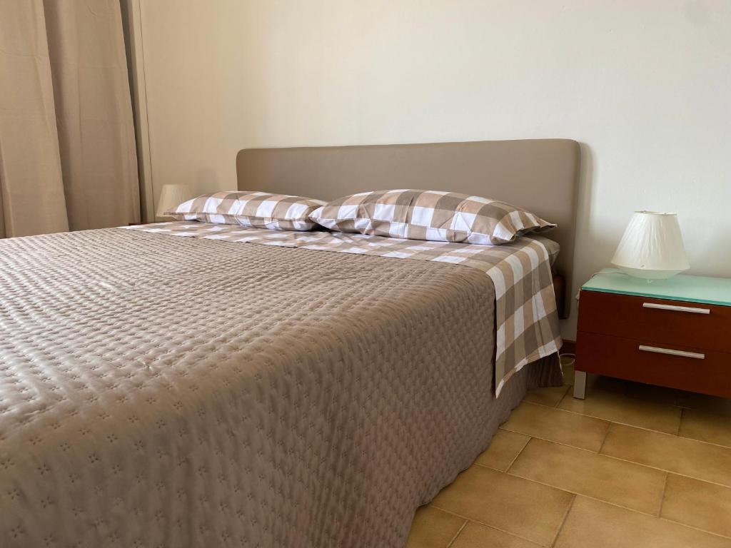 诺瓦拉Appartamento 44的床上配有两个枕头,设有床头柜