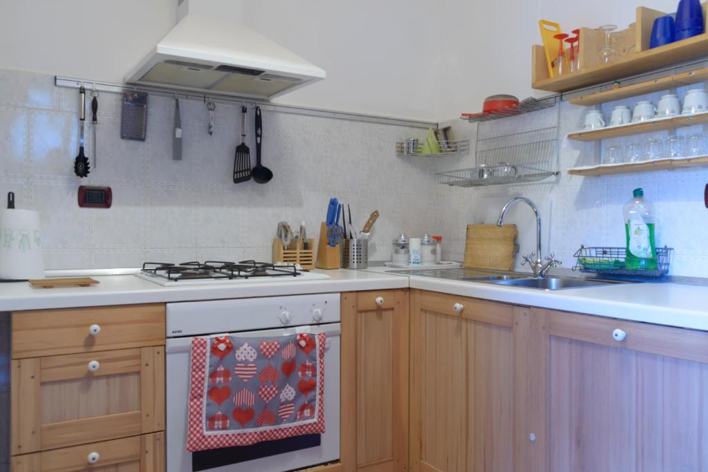 莱万托Fattore 8的厨房配有炉灶和水槽