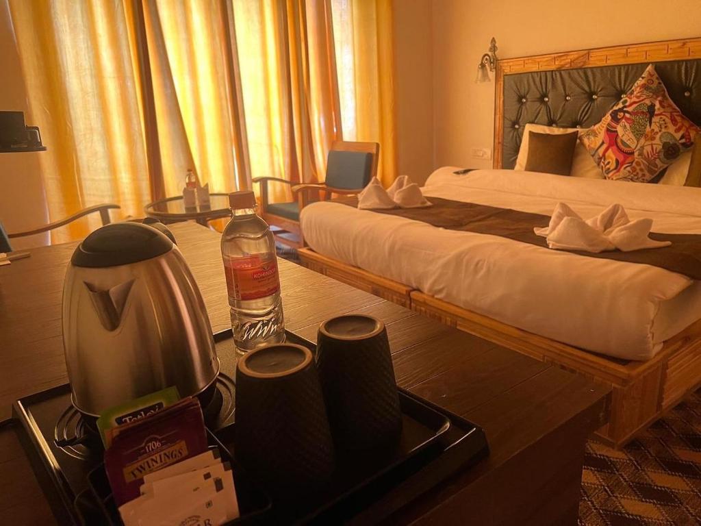 列城Guza Ethnic Resort的酒店客房带床和搅拌机
