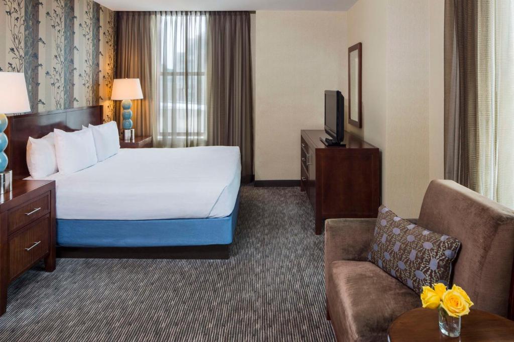 布法罗布法罗凯悦酒店的酒店客房,配有床和沙发