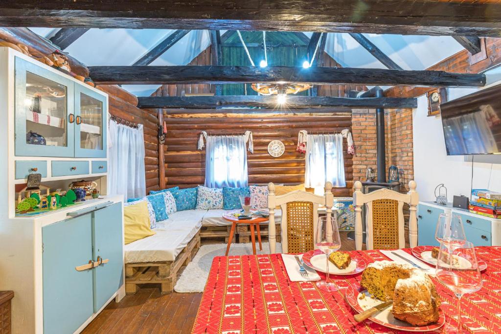 Sveti KrižHouse in Nature - Happy Rentals的客厅配有沙发和桌子