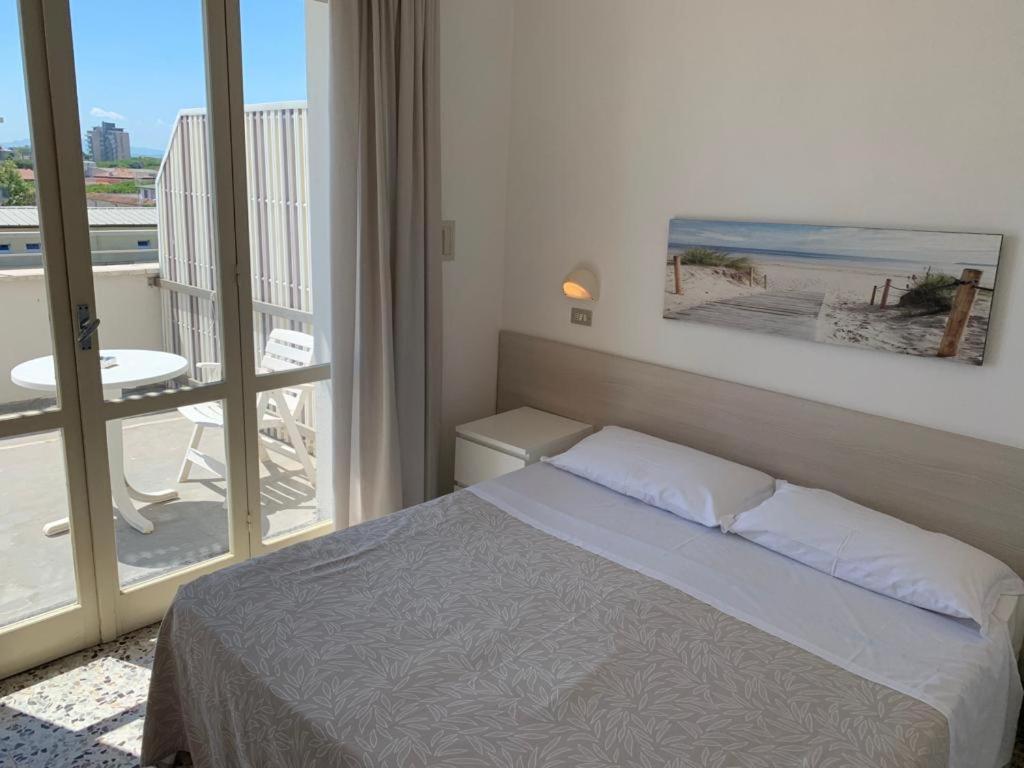 米兰马瑞提那B&B Via Mare的一间卧室配有一张床,享有海滩美景