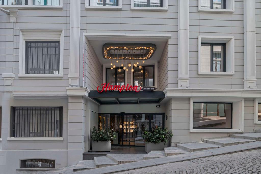 伊斯坦布尔Hampton By Hilton Istanbul Sirkeci的前面有标志的建筑