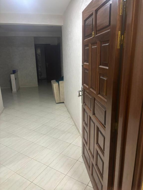卡萨布兰卡Appartement的通往空房的敞开的门,铺着瓷砖地板