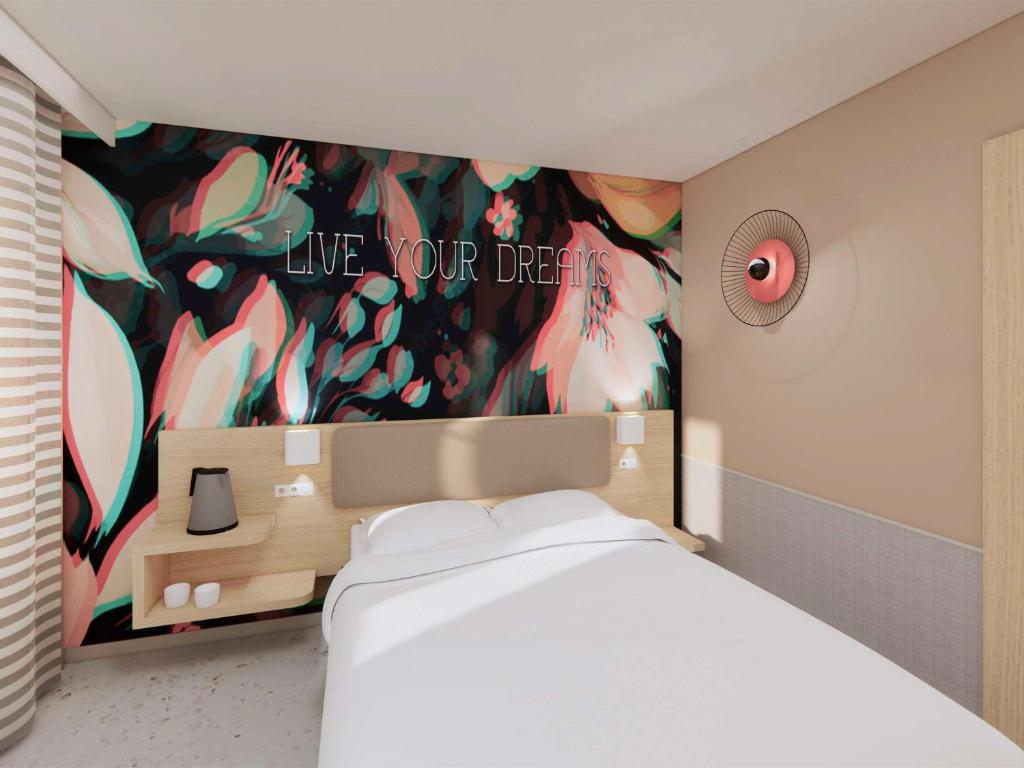 波尔多ibis Styles Bordeaux Centre Gare的一间卧室配有一张壁画床