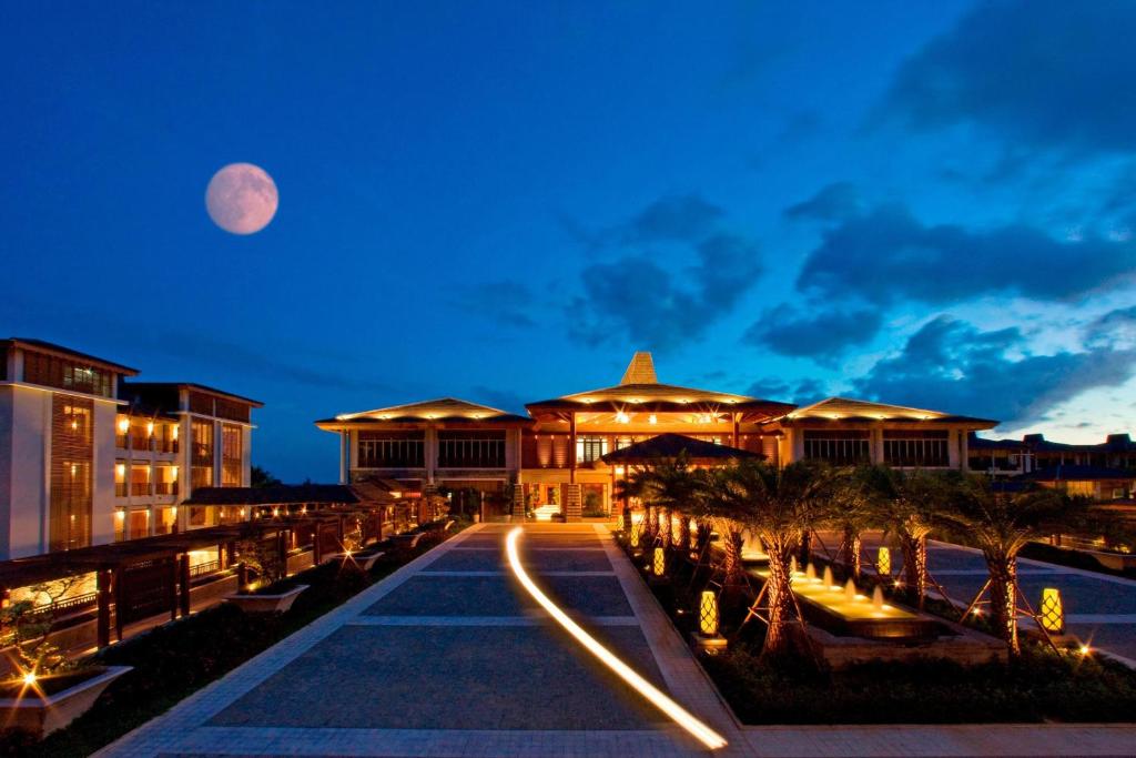 万宁石梅湾艾美度假酒店（三亚机场穿梭巴士+每日免费亲子活动）的天空中月亮的建筑景象