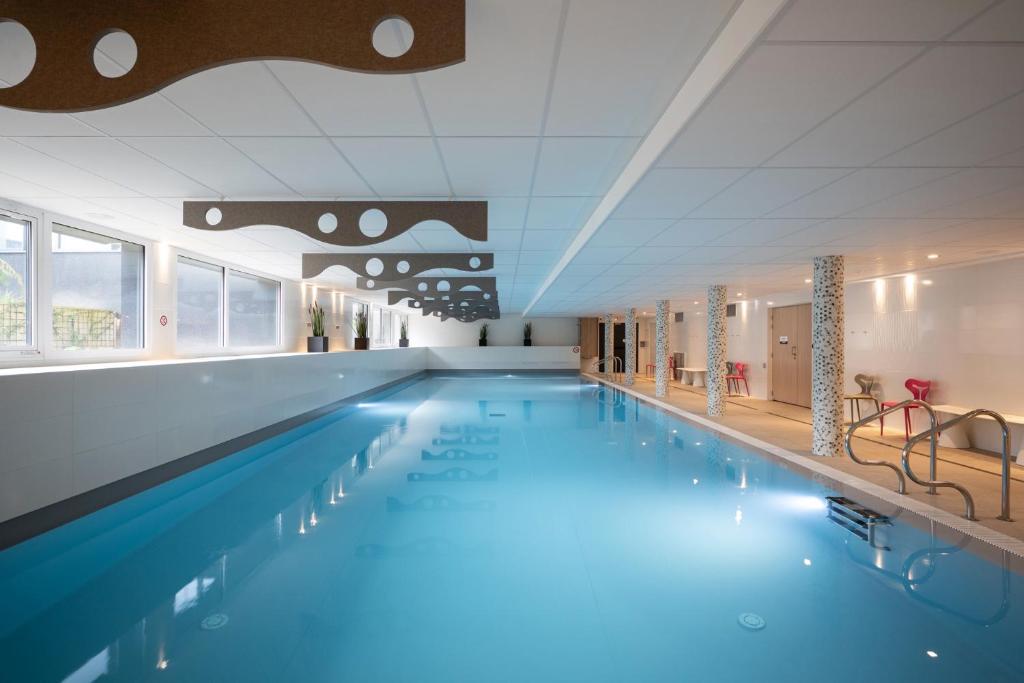 圣马洛圣马洛基里亚德普雷斯蒂奇酒店的蓝色海水大型室内游泳池