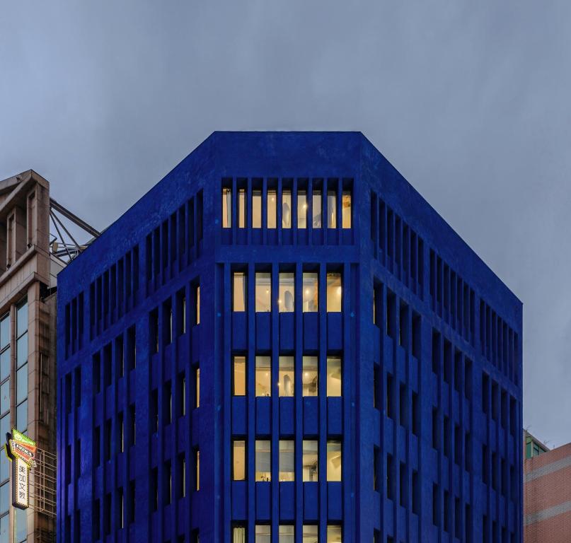 台北正旅馆 蓝的蓝色的办公楼,窗户上有灯